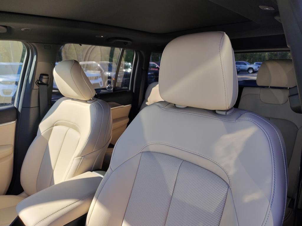 new 2025 Jeep Grand Cherokee car, priced at $50,401