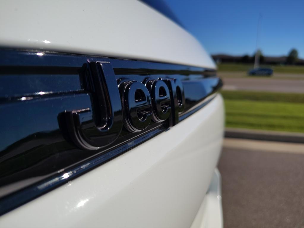 new 2025 Jeep Grand Cherokee car, priced at $50,401