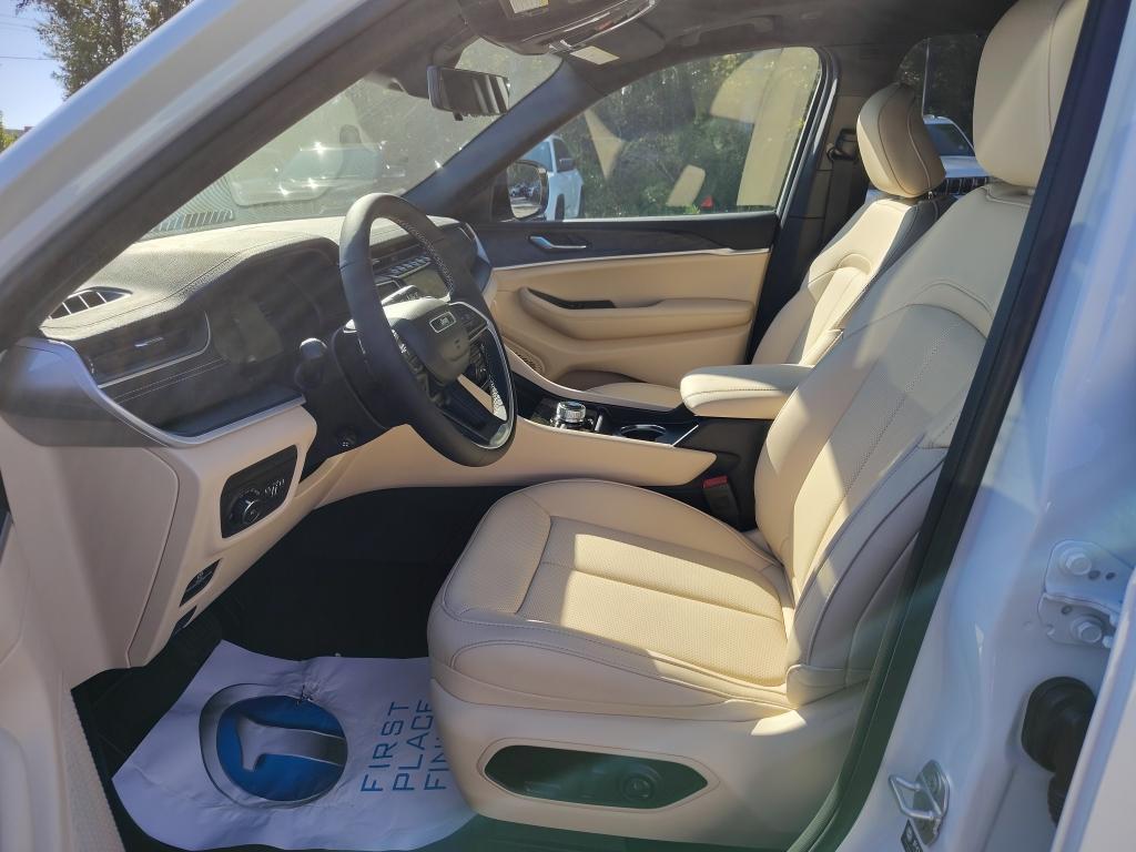 new 2025 Jeep Grand Cherokee car, priced at $50,401