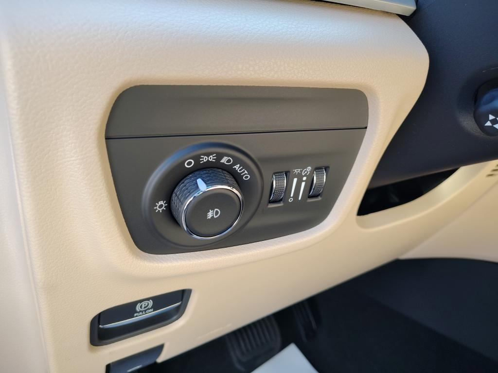 new 2025 Jeep Grand Cherokee car, priced at $50,401