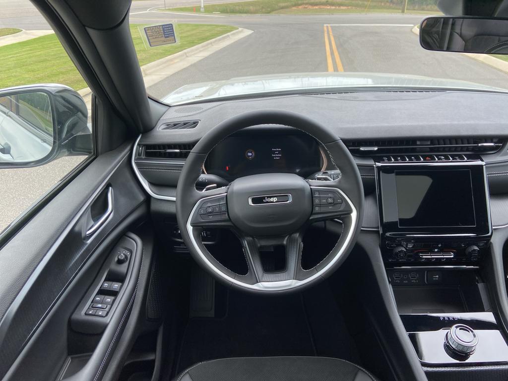 new 2025 Jeep Grand Cherokee car, priced at $43,599