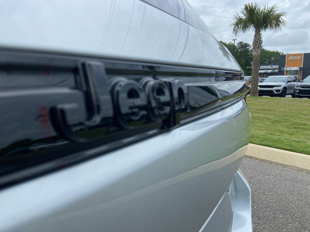new 2025 Jeep Grand Cherokee car, priced at $43,599