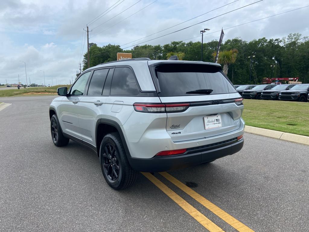new 2025 Jeep Grand Cherokee car, priced at $43,599
