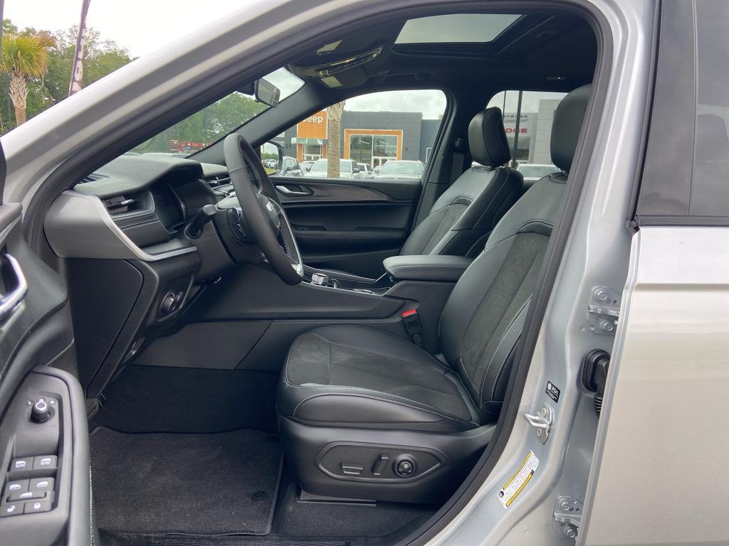 new 2025 Jeep Grand Cherokee car, priced at $43,599