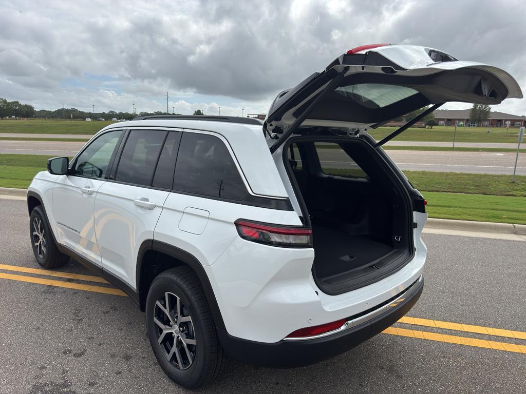 new 2025 Jeep Grand Cherokee car, priced at $43,125