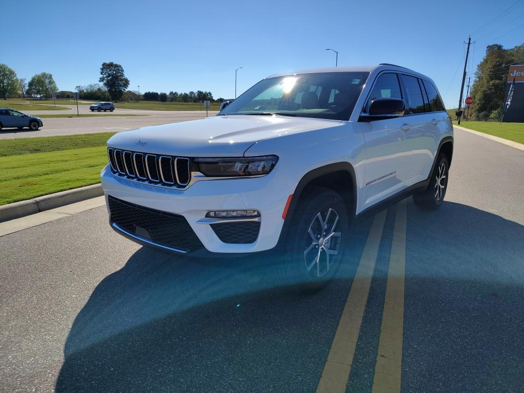 new 2025 Jeep Grand Cherokee car, priced at $40,298