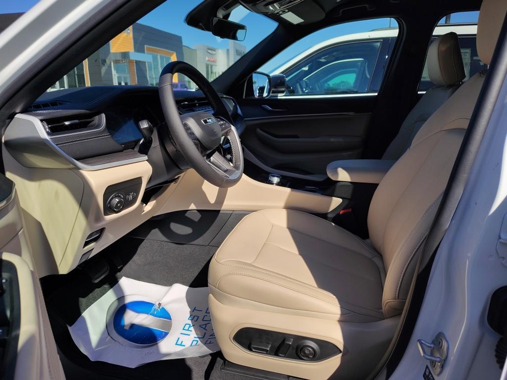 new 2025 Jeep Grand Cherokee car, priced at $40,298