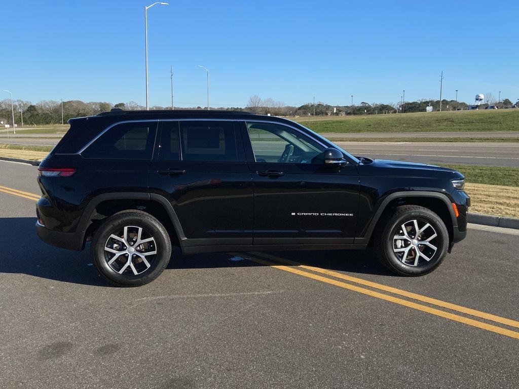 new 2025 Jeep Grand Cherokee car, priced at $42,045