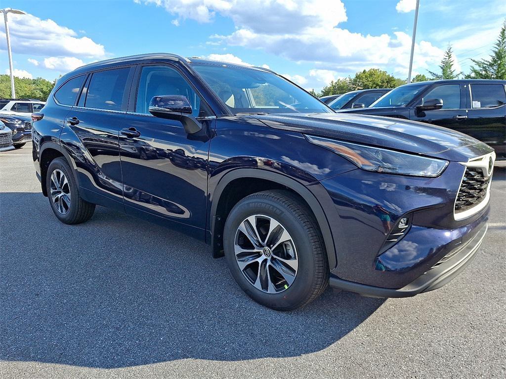 new 2025 Toyota Highlander car, priced at $48,043