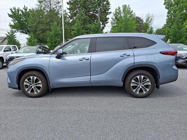 used 2022 Toyota Highlander car, priced at $38,487