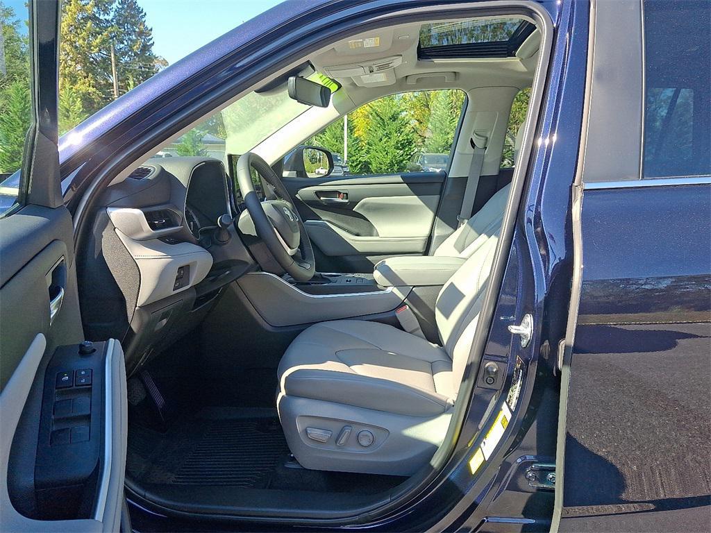 used 2024 Toyota Highlander car, priced at $43,987