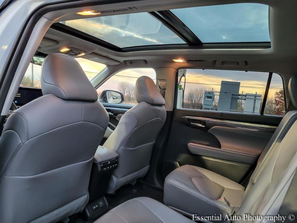 used 2023 Toyota Highlander car