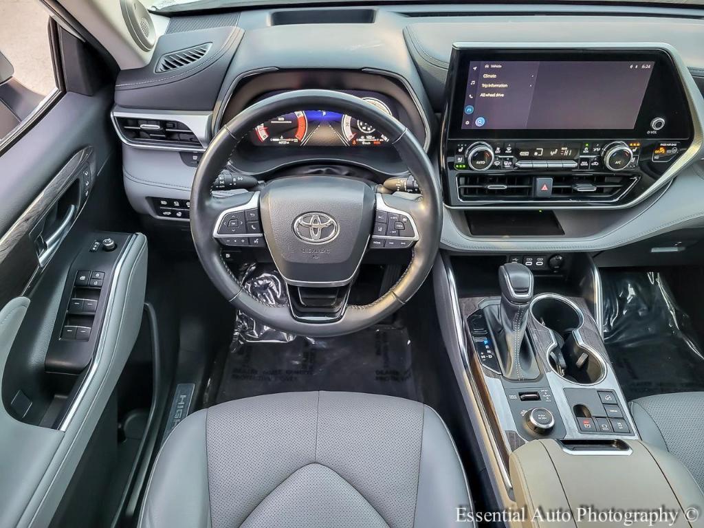 used 2023 Toyota Highlander car