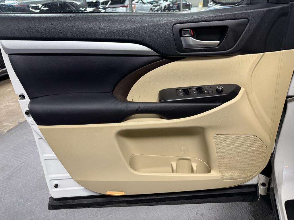 used 2015 Toyota Highlander car, priced at $18,950