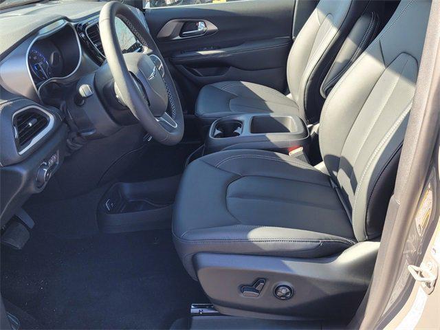 new 2025 Chrysler Pacifica car, priced at $38,984