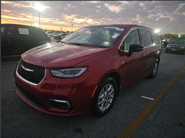 used 2025 Chrysler Pacifica car, priced at $34,326