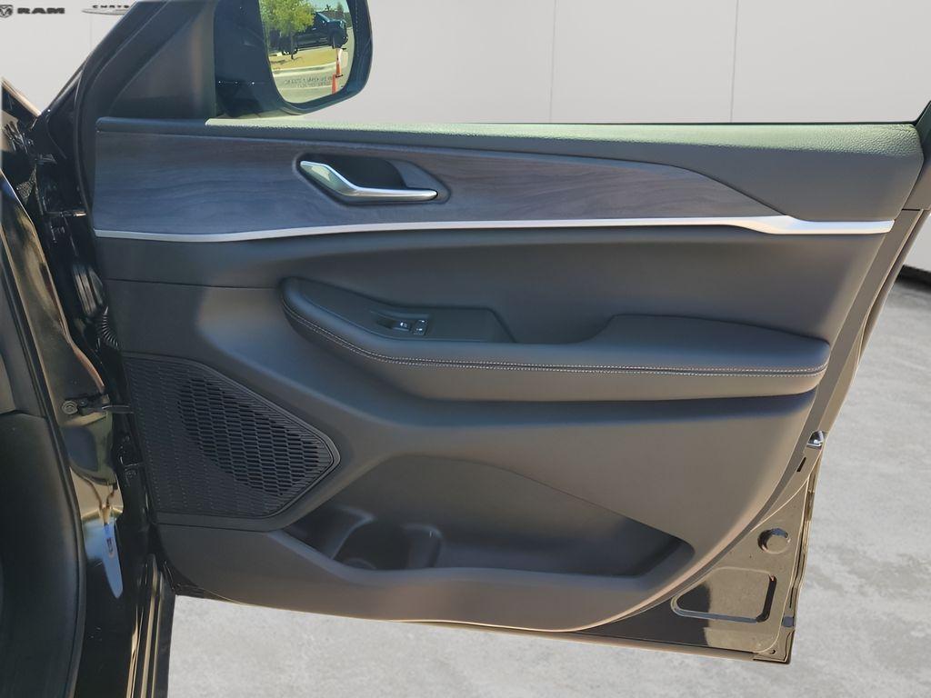 new 2025 Jeep Grand Cherokee car, priced at $49,744