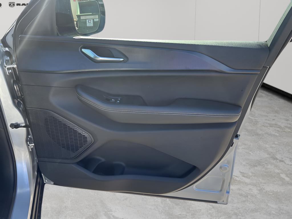 new 2025 Jeep Grand Cherokee car, priced at $39,991