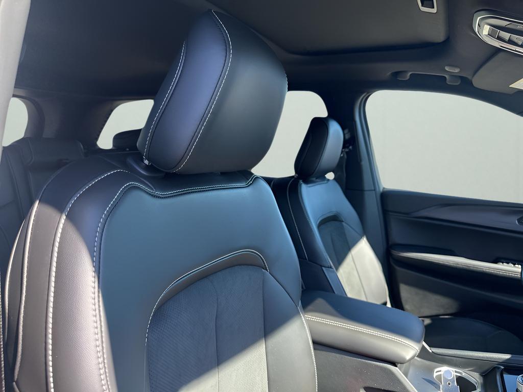 new 2025 Jeep Grand Cherokee car, priced at $39,991