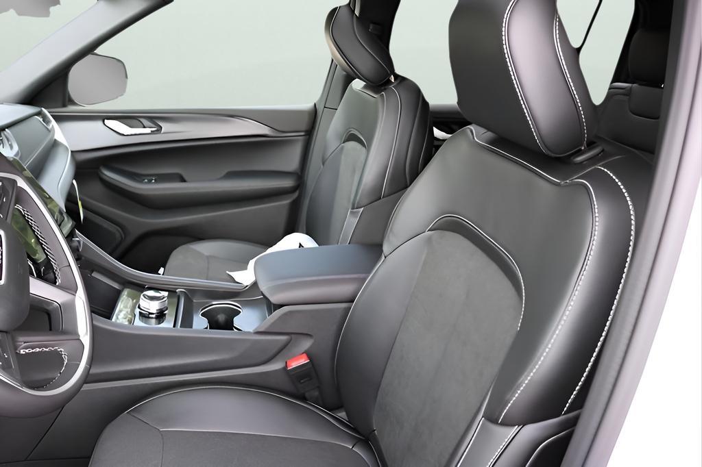 new 2025 Jeep Grand Cherokee L car, priced at $39,000