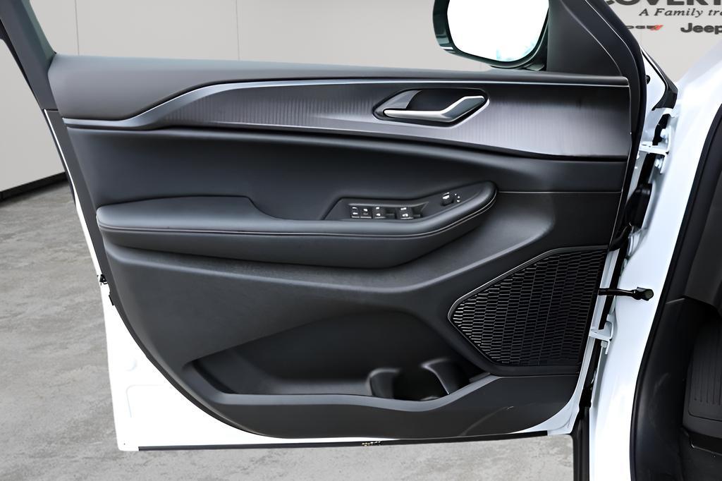 new 2025 Jeep Grand Cherokee L car, priced at $39,000