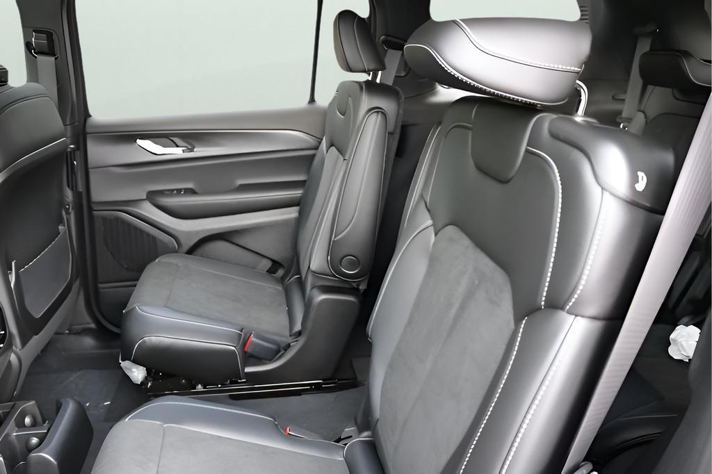 new 2025 Jeep Grand Cherokee L car, priced at $39,000