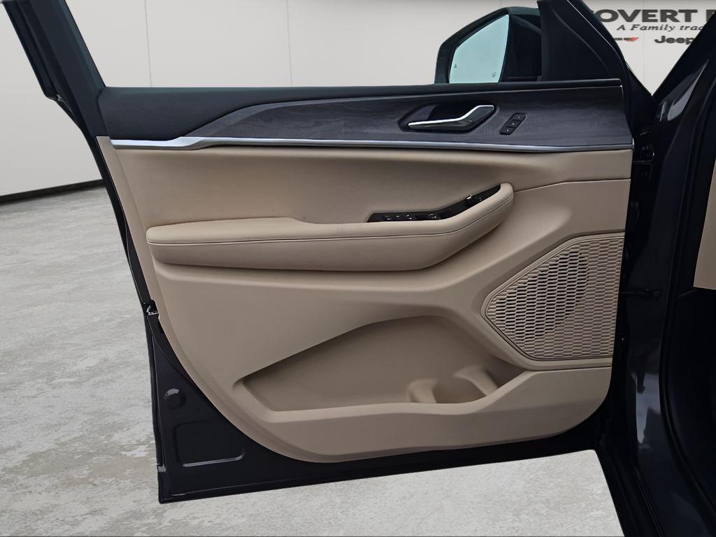 new 2025 Jeep Grand Cherokee car, priced at $50,946