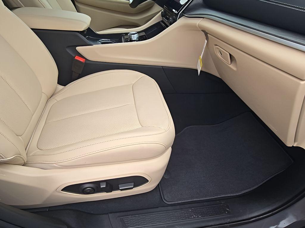 new 2025 Jeep Grand Cherokee car, priced at $50,946