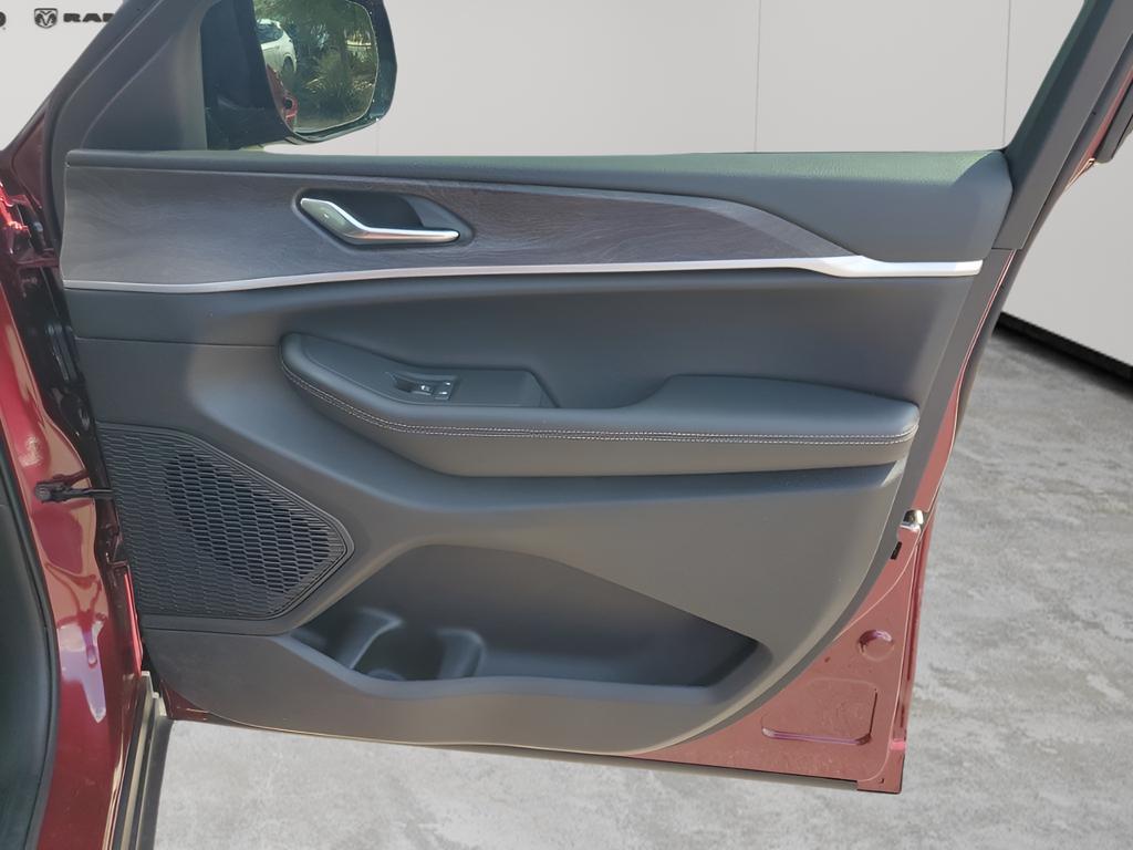 new 2025 Jeep Grand Cherokee car, priced at $37,413