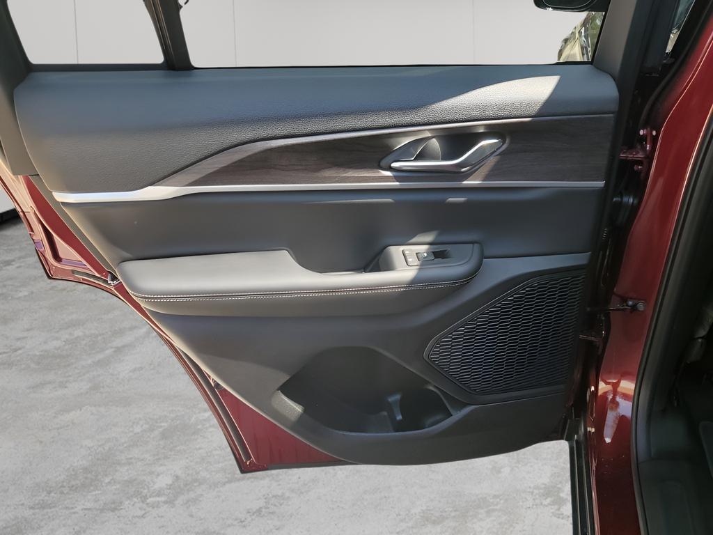 new 2025 Jeep Grand Cherokee car, priced at $37,413