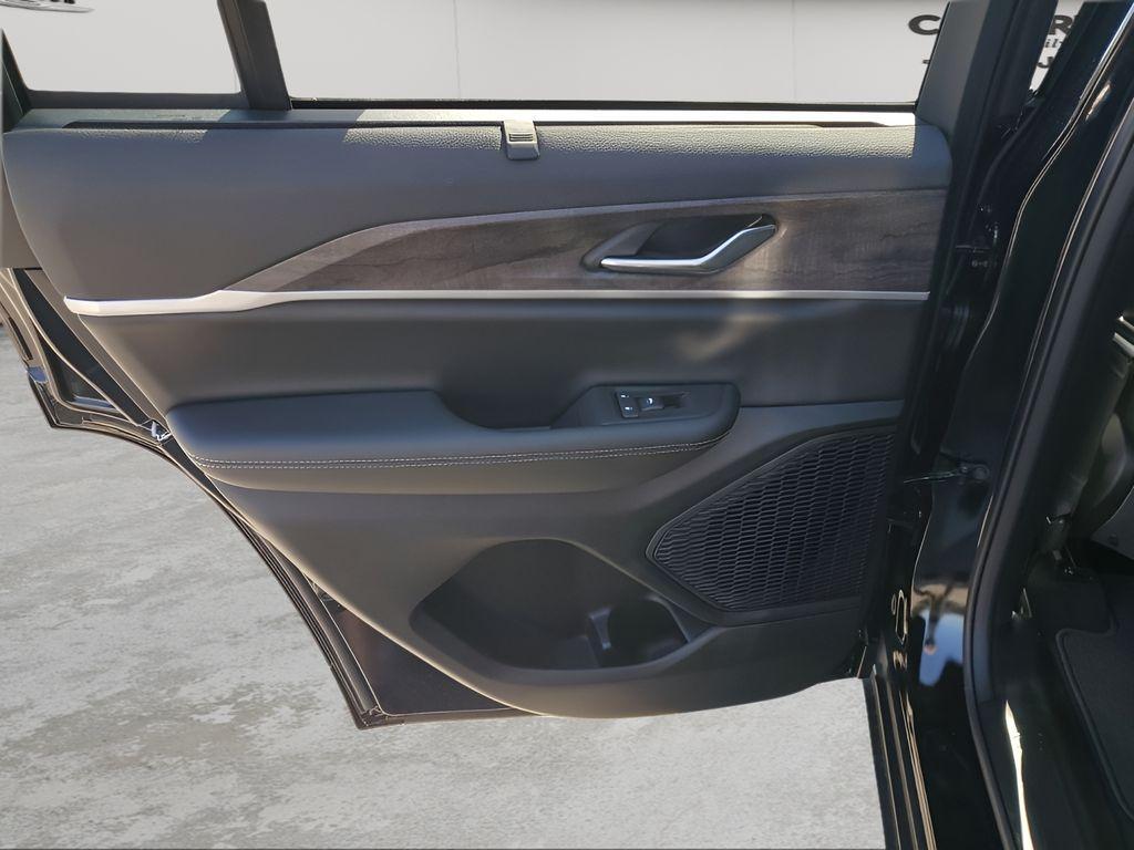 new 2025 Jeep Grand Cherokee car, priced at $40,560