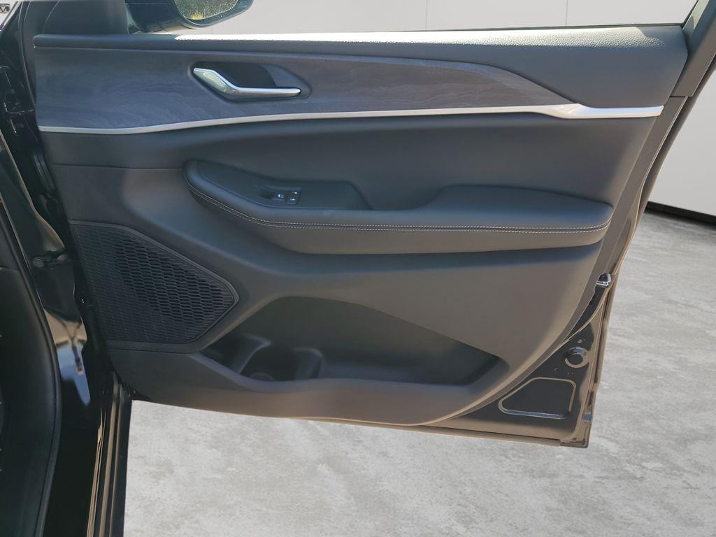 new 2025 Jeep Grand Cherokee car, priced at $40,560