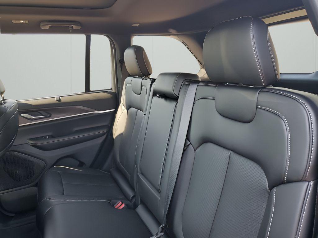 new 2025 Jeep Grand Cherokee car, priced at $40,560