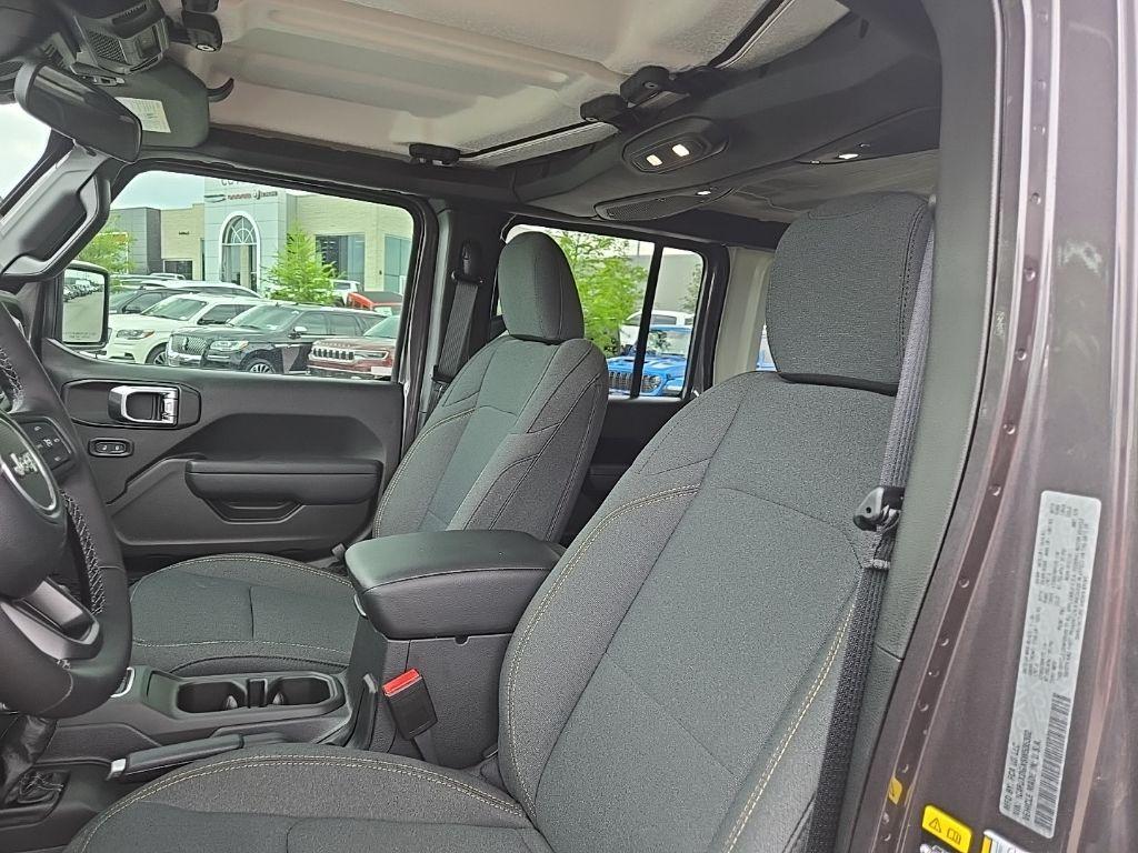 new 2025 Jeep Wrangler car, priced at $66,575