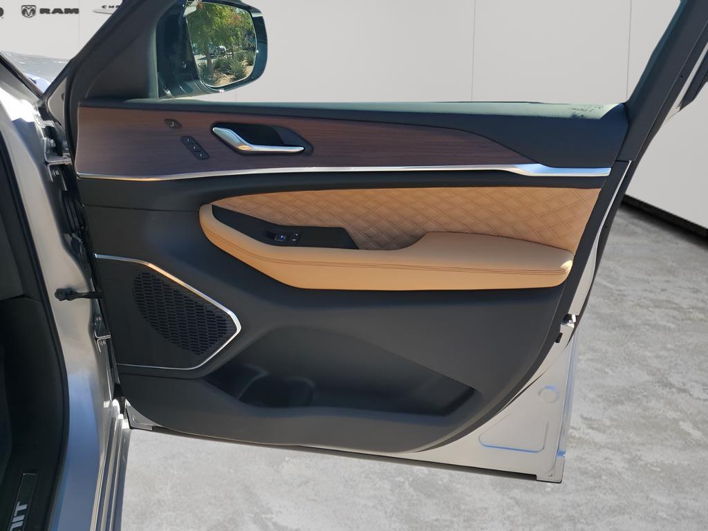 new 2025 Jeep Grand Cherokee car, priced at $59,425