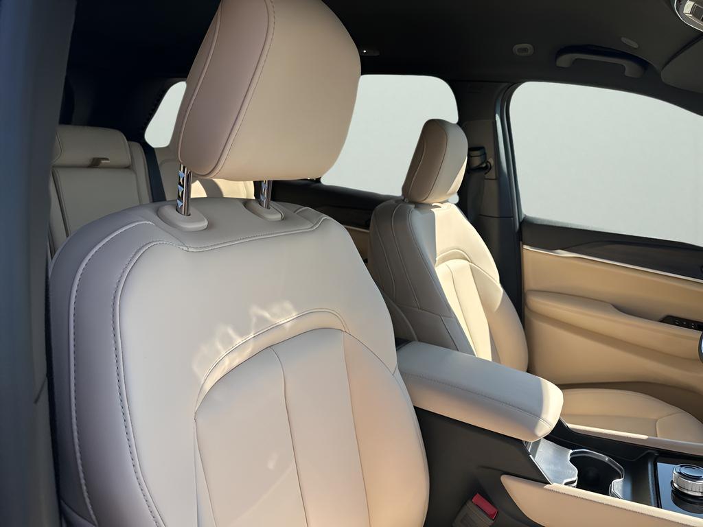 new 2025 Jeep Grand Cherokee car, priced at $40,150