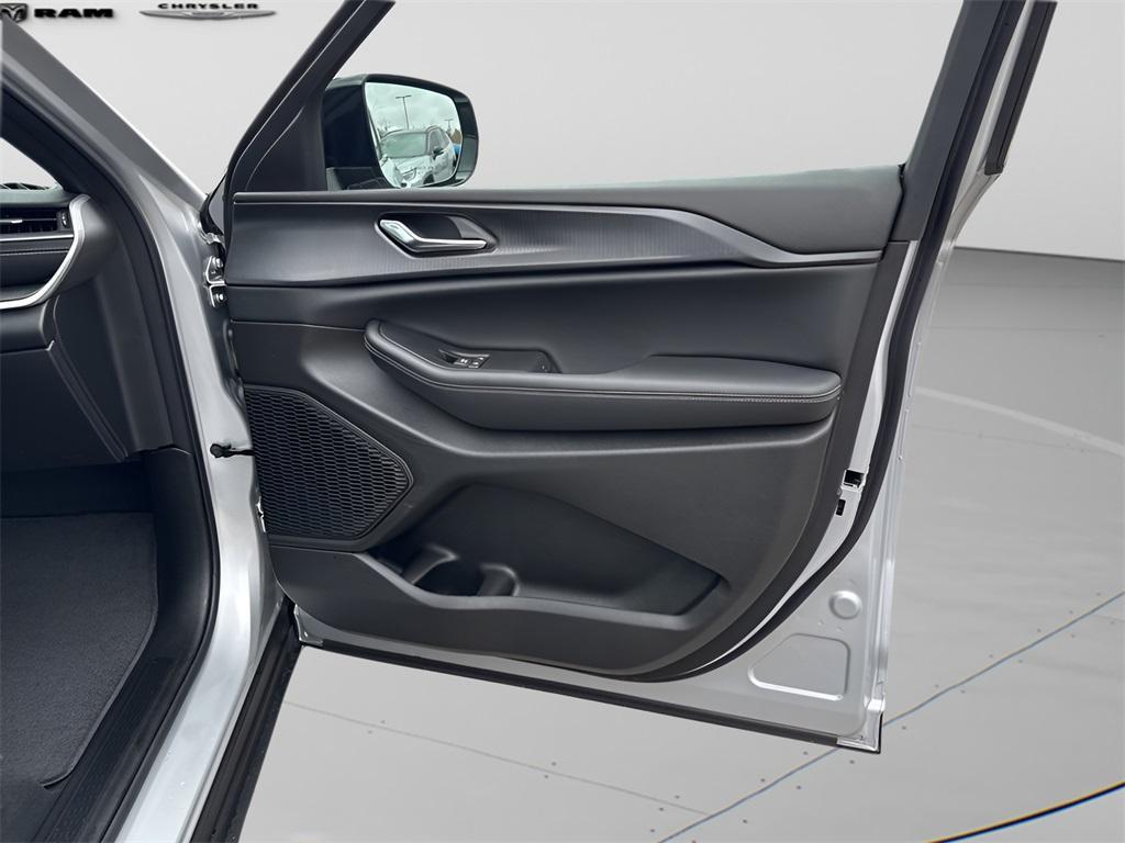 new 2025 Jeep Grand Cherokee car, priced at $37,946