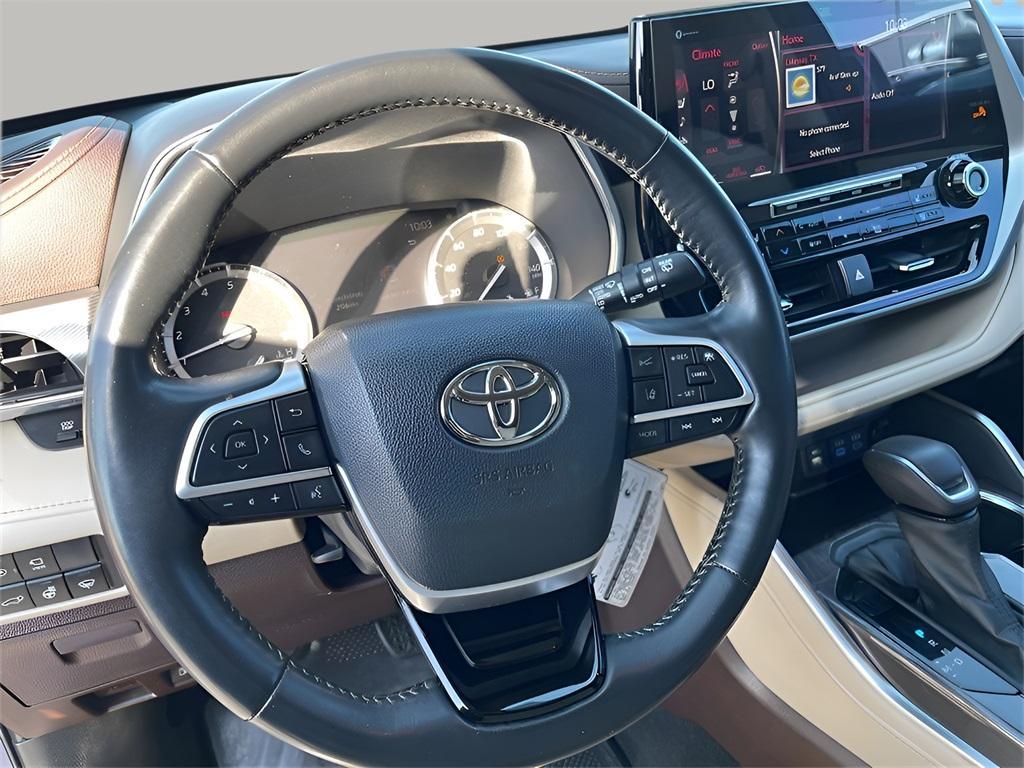 used 2022 Toyota Highlander car, priced at $37,988