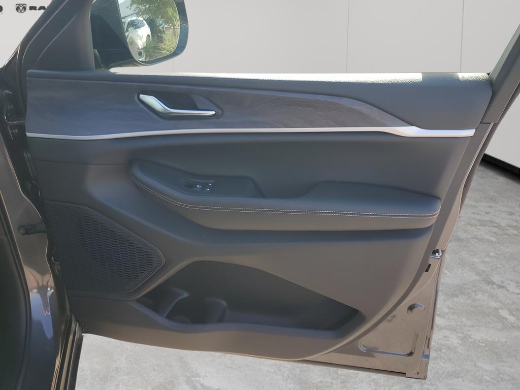 new 2025 Jeep Grand Cherokee car, priced at $41,413