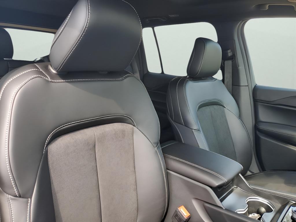 new 2025 Jeep Grand Cherokee car, priced at $38,385