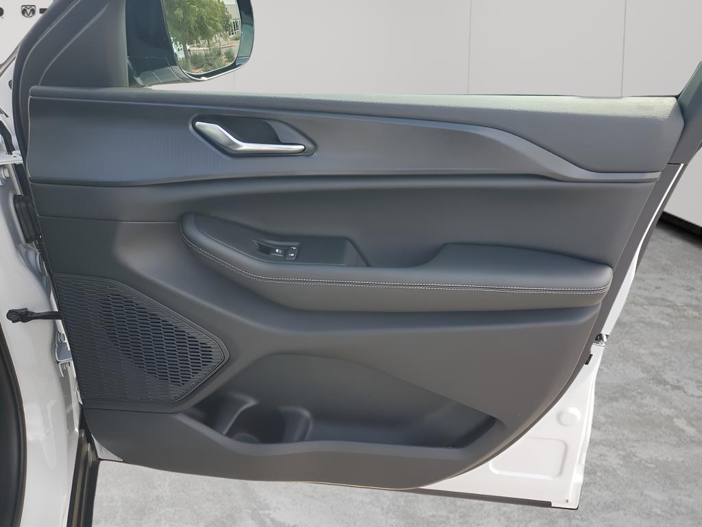 new 2025 Jeep Grand Cherokee car, priced at $38,385