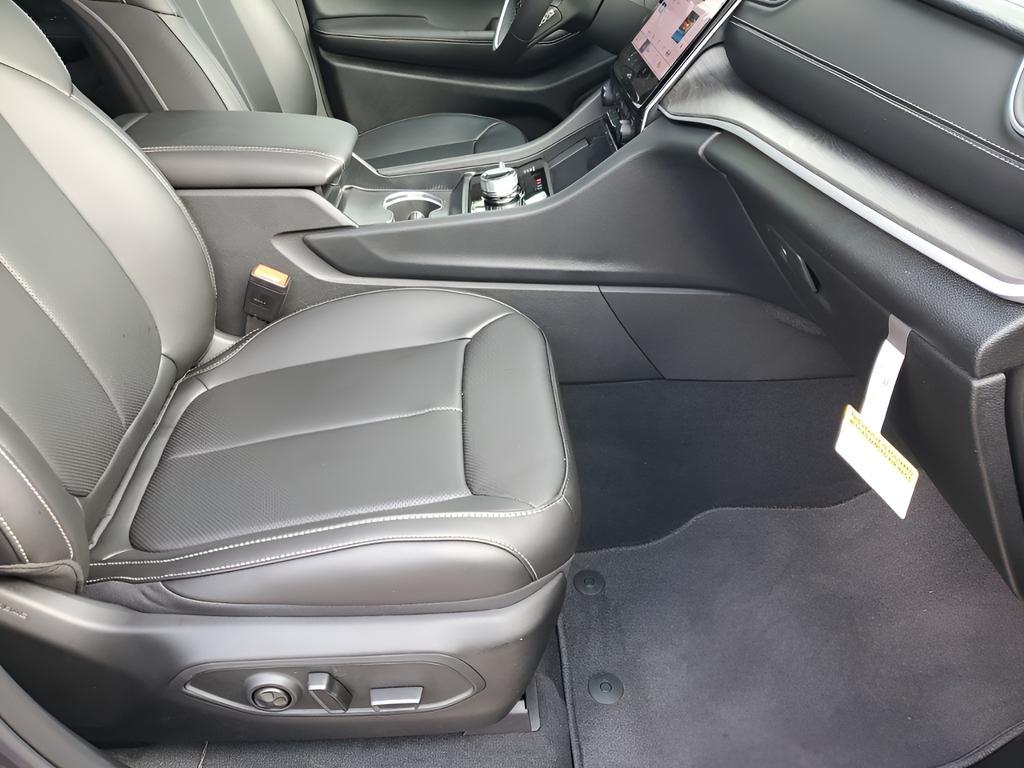 new 2025 Jeep Grand Cherokee car, priced at $48,910