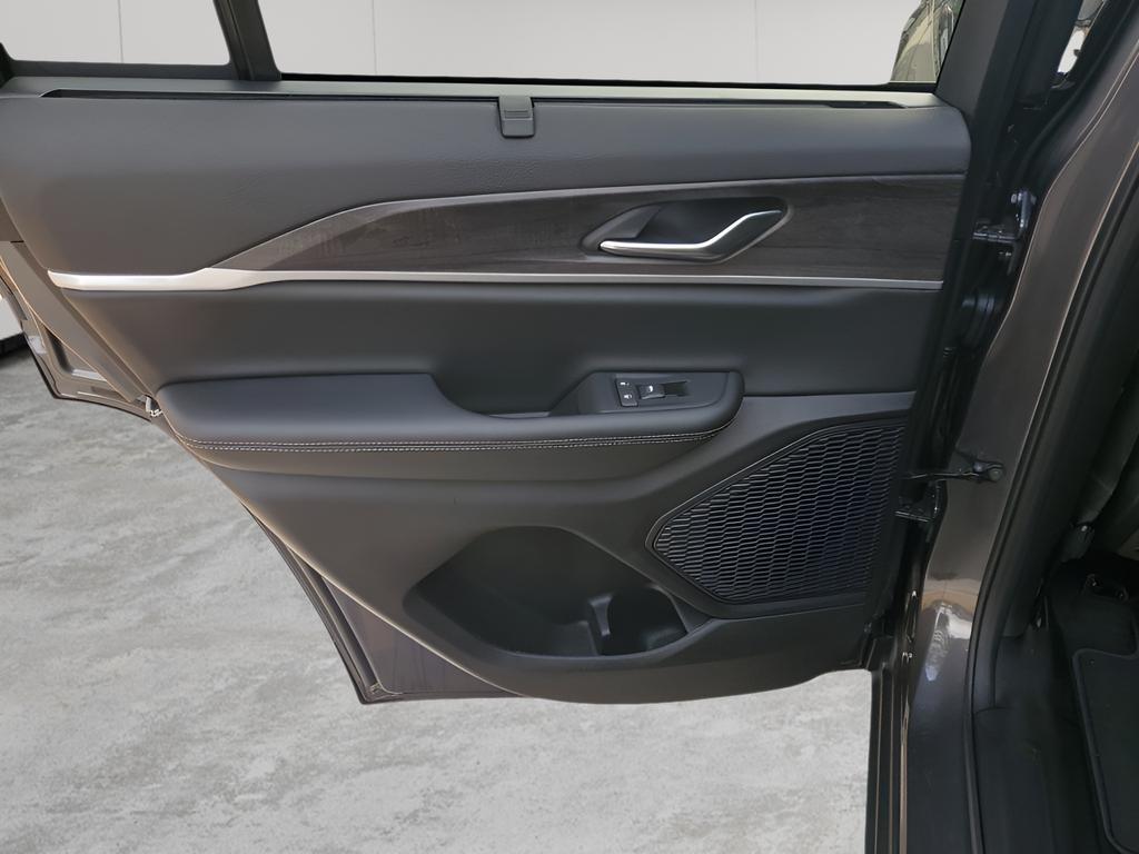 new 2025 Jeep Grand Cherokee car, priced at $48,910