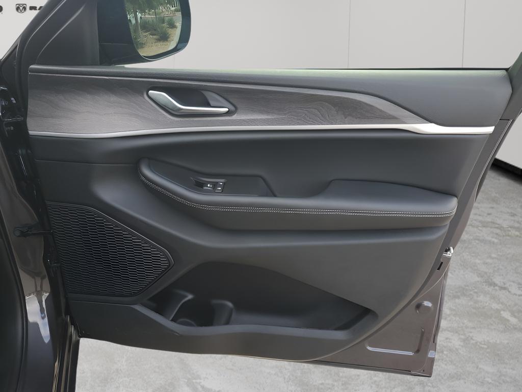 new 2025 Jeep Grand Cherokee car, priced at $48,910