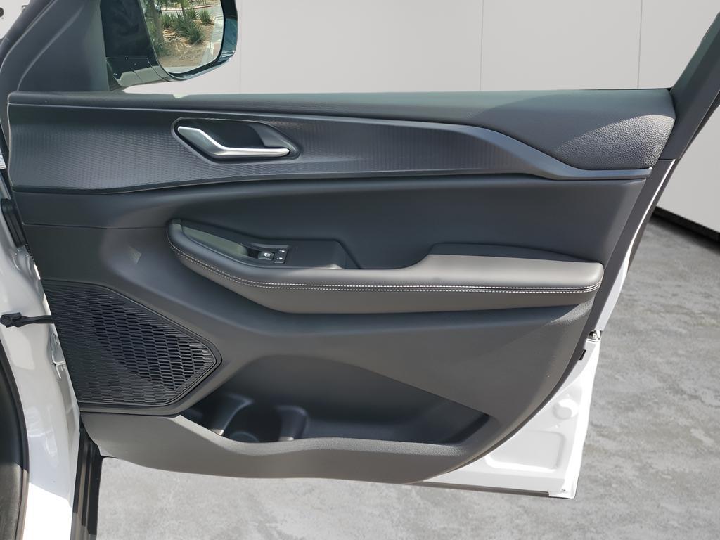 new 2025 Jeep Grand Cherokee car, priced at $40,415