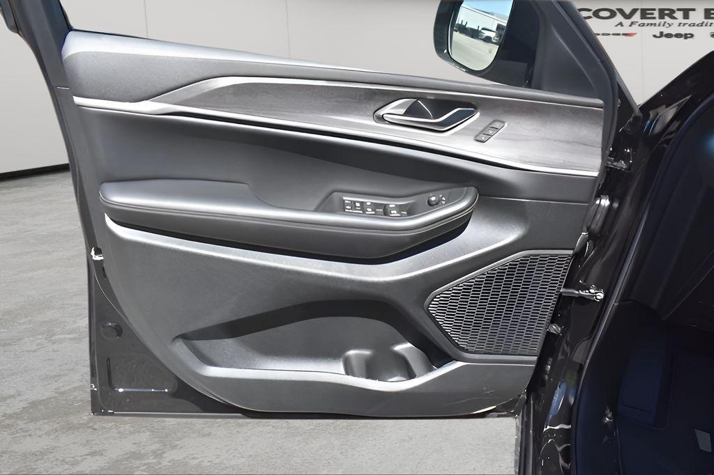 new 2025 Jeep Grand Cherokee L car, priced at $48,001