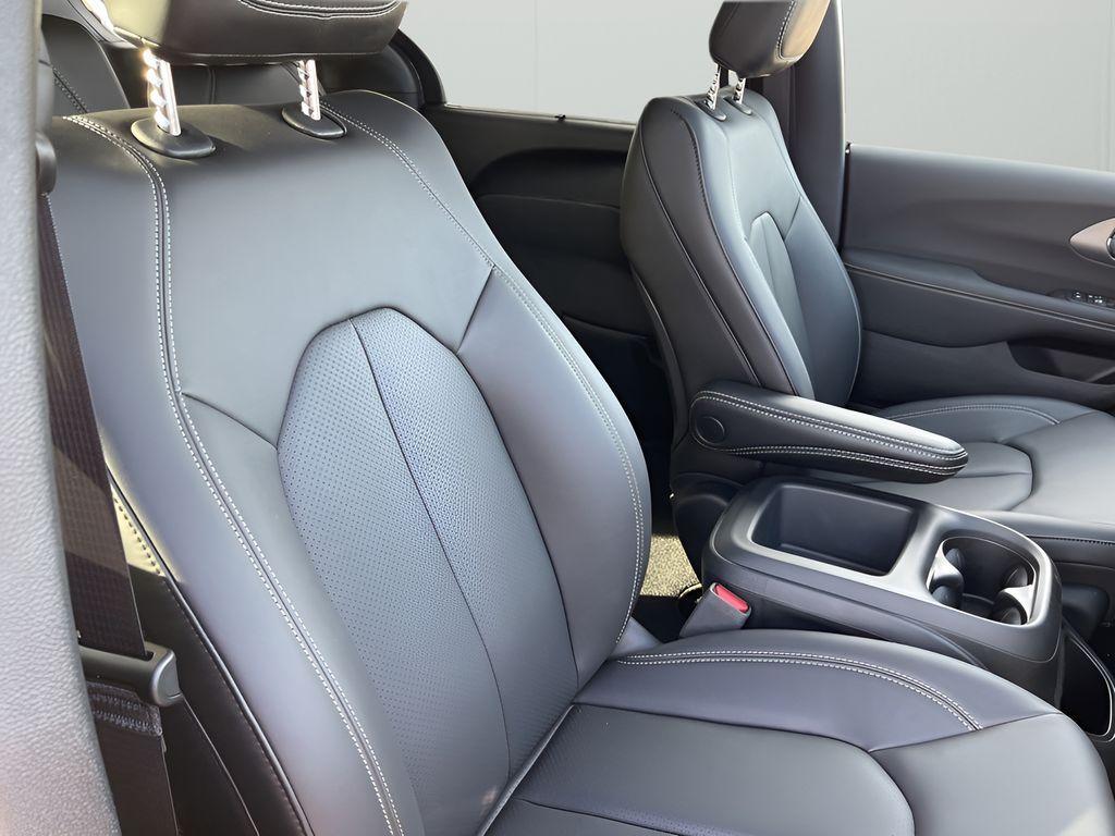 new 2025 Chrysler Pacifica car, priced at $39,775