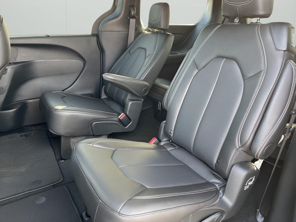 new 2025 Chrysler Pacifica car, priced at $39,775