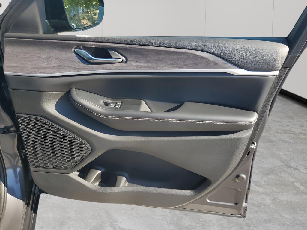 used 2024 Jeep Grand Cherokee car, priced at $39,297