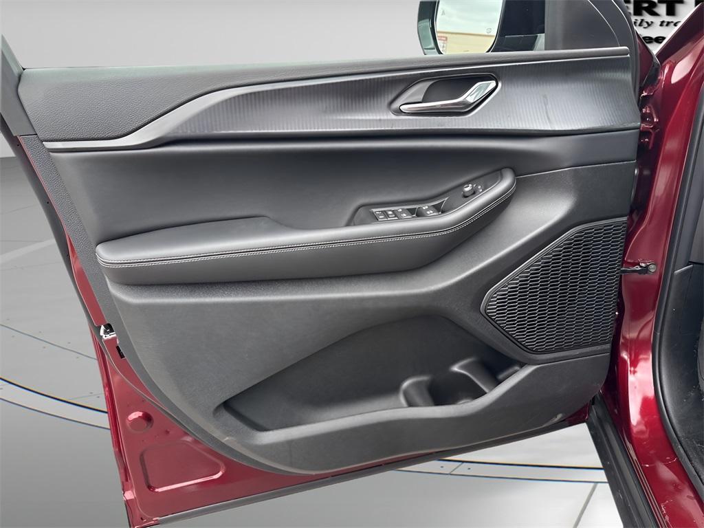 new 2025 Jeep Grand Cherokee car, priced at $39,906